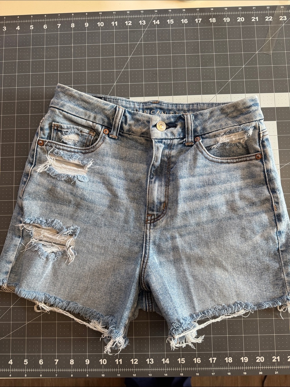 American Eagle Stretch Curvy Mom Shorts Light Wash in Size 6 #281